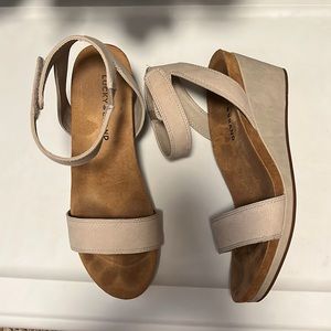Lucky Brand Wedge Heels in Grey Leather